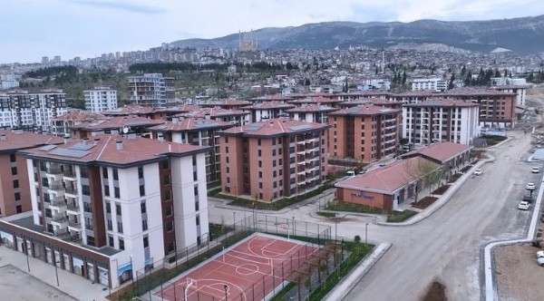 Yaralar sarılıyor! Bakan Kurum açıkladı: Konforlu konutlar tamamlandı
